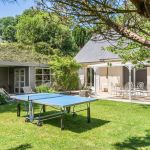 Jardin &agrave; l'arri&egrave;re de la maison avec terrasse et espace d&eacute;tente couvert