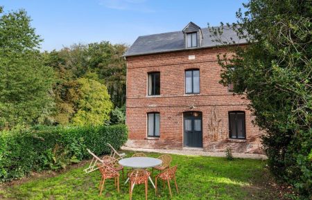 Façace de la maison côté entrée avec espace extérieur clos Gîte n°G1599 Luneray - Seine-Maritime - Façace de la maison côté entrée avec espace extérieur clos