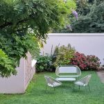 Jardin clos avec salon de jardin, barbecue