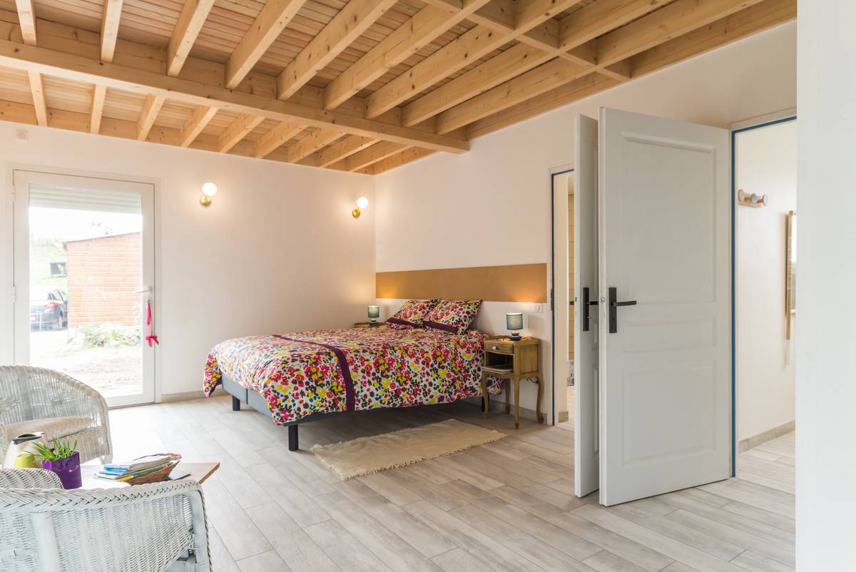 Grande chambre 2 personnes (1 lit 160x200cm) qui donne sur la terrasse par une baie vitrée photo 11
