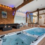 Rez-de-chauss&eacute;e - Espace bien-&ecirc;tre avec spa, spa de nage, sauna, douche, WC et salon de d&eacute;tente/transats