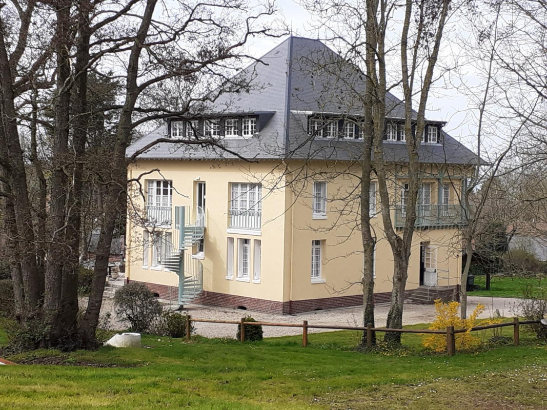 Parc boisé de deux hectares du Castel D'Ailly