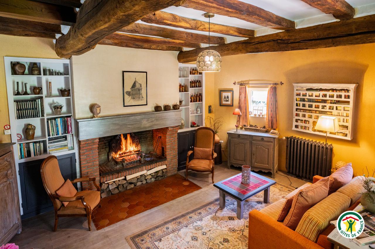 Salon avec cheminée dans le Colombier photo 4