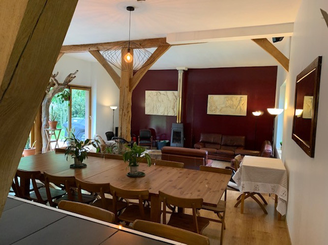 Séjour avec cheminée fonctionnelle et décoration normande