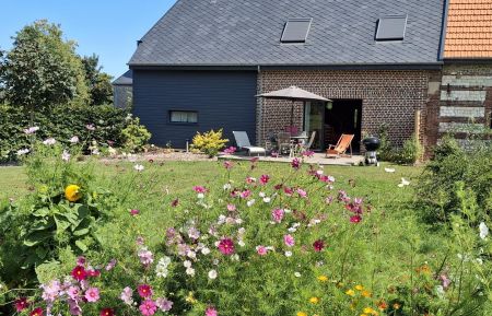 Vue sur le gite ,(partie 2 velux), possibilite garage velo (partie grise) expo OUEST Gîte n°G2423 Houquetot - Seine-Maritime - Vue sur le gite ,(partie 2 velux), possibilite garage velo (partie grise) expo OUEST