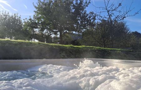 G&icirc;te n&deg;G1501 La Poterie-Cap-d'Antifer - Seine-Maritime - Qu'il est agr&eacute;able, quand il fait froid dehors, de profiter d'un bain de bulles dans le jacuzzi de la Moussette !
