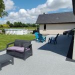 Une tr&egrave;s grande terrasse pour se faire bronzer sans les &eacute;claboussures de la piscine 