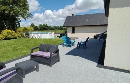 G&icirc;te n&deg;G2381 Touffreville-la-Corbeline - Seine-Maritime - Une tr&egrave;s grande terrasse pour se faire bronzer sans les &eacute;claboussures de la piscine 