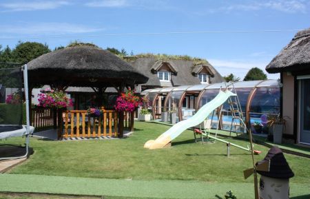 G&icirc;te n&deg;G1340 &Eacute;crainville - Seine-Maritime - Vue du gite, vers piscine et pergolas