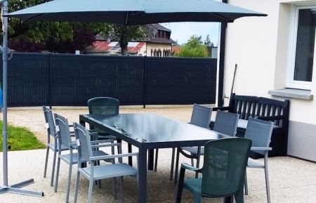 G&icirc;te n&deg;G3093 Millebosc - Seine-Maritime - Terrasse avec salon de jardin &agrave; l'arri&egrave;re de la maison 