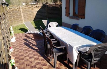 G&icirc;te n&deg;G6085 Mortemer - Seine-Maritime - Grande terrasse avec table et chaises, parasols 