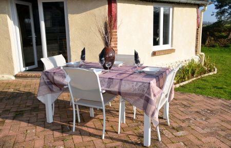 G&icirc;te n&deg;G2328 Grand-Camp - Seine-Maritime - Repas printanier 